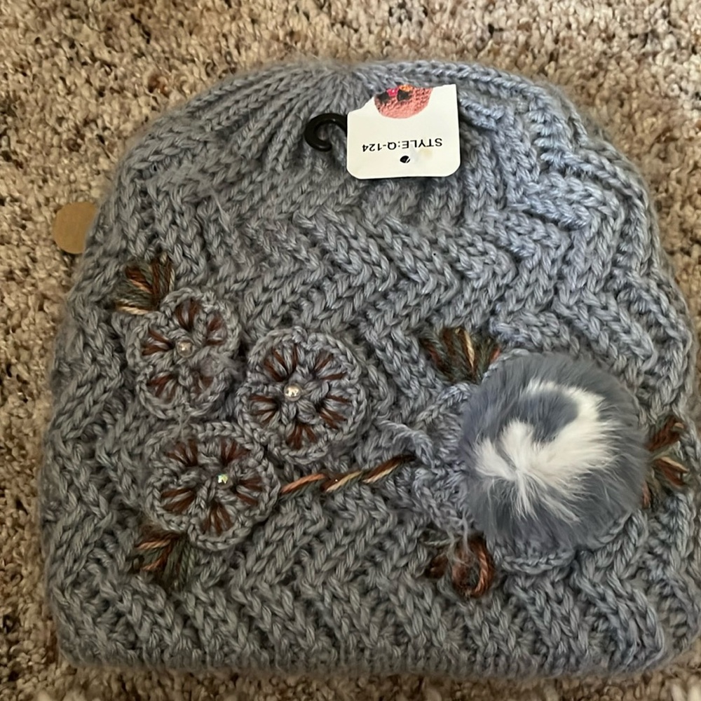NWT Women’s crocheted floral embellished beanie